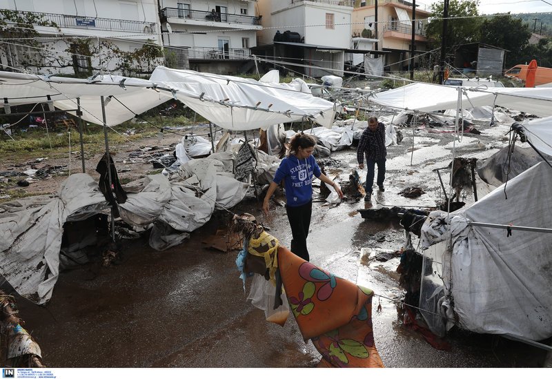 Οι κάτοικοι προσπαθούν να μαζέψουν ό,τι μπορούν μετά το πέρασμα του «Ζορμπά»