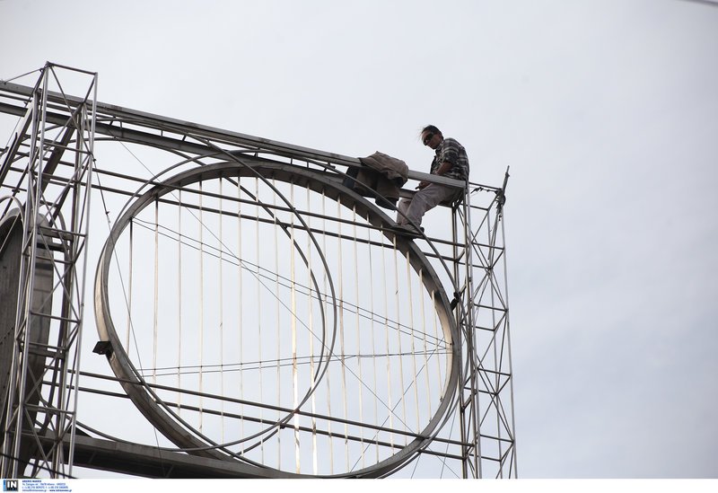 Ο άνδρας παρέμεινε επί μιάμιση ώρα σκαρφαλωμένος στο γλυπτό του Ζογγολόπουλου και απειλεί να αυτοκτονήσει -Φωτογραφία: Intimenews/ΣΤΕΦΑΝΟΥ ΣΤΕΛΙΟΣ