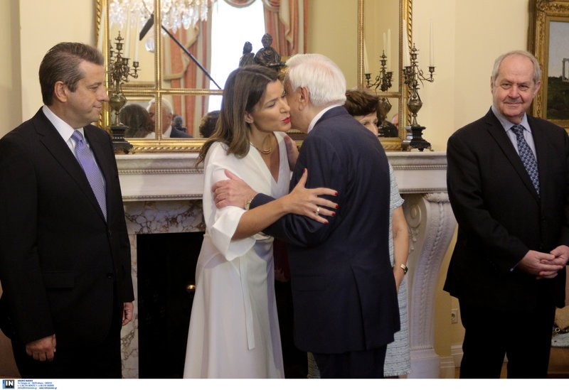 Τα πιο εντυπωσιακά ψηλοτάκουνα που πάτησαν στα παχιά χαλιά του Προεδρικού Μεγάρου [εικόνες] | iefimerida.gr 0