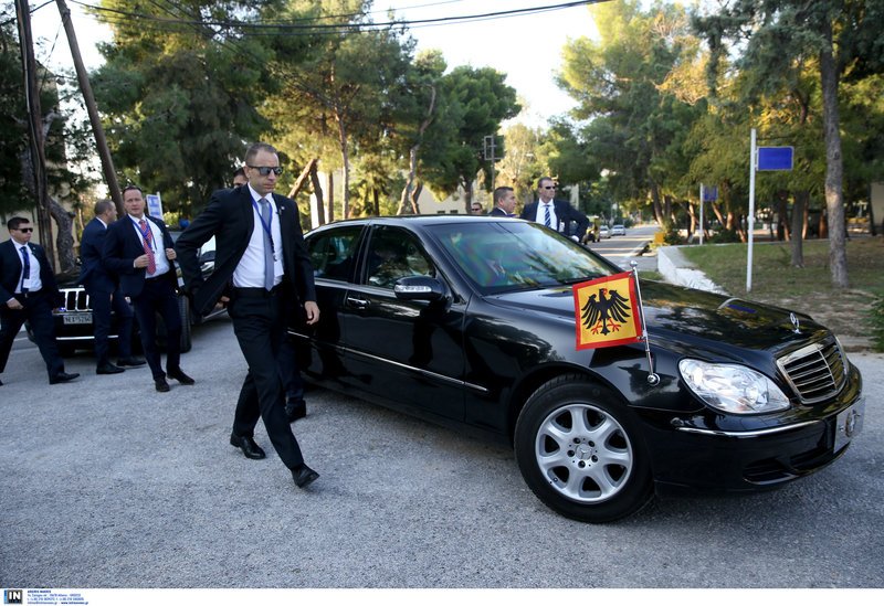 Ο Σταϊνμάγερ με τη σύζυγό του άφησαν λουλούδια στο στρατόπεδο συγκέντρωσης στο Χαϊδάρι [εικόνες] | iefimerida.gr 10