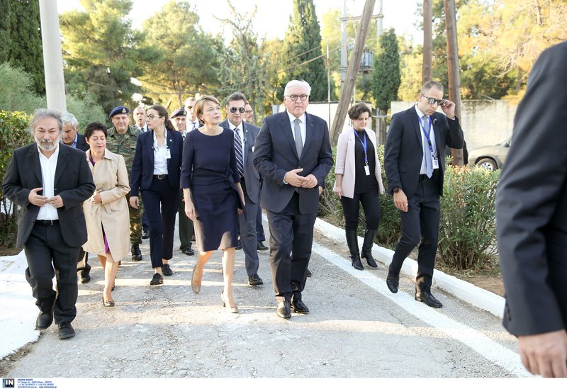 Ο Σταϊνμάγερ με τη σύζυγό του άφησαν λουλούδια στο στρατόπεδο συγκέντρωσης στο Χαϊδάρι [εικόνες] | iefimerida.gr 7