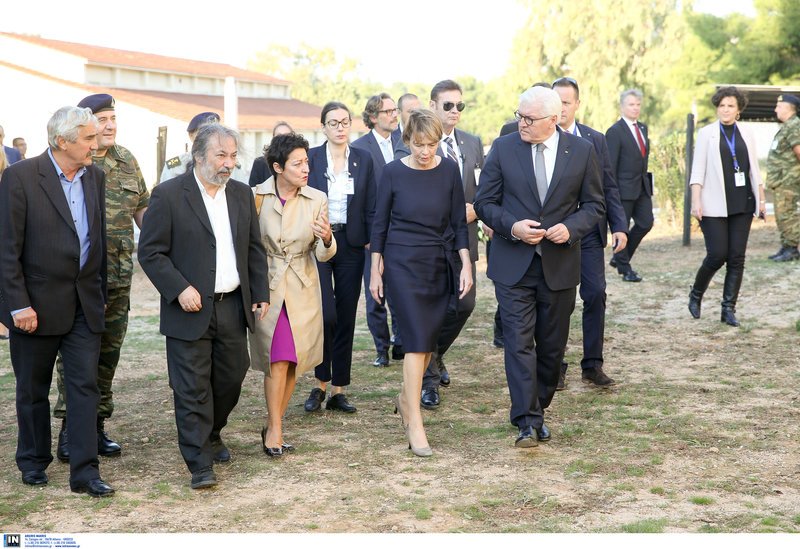 Ο Σταϊνμάγερ με τη σύζυγό του άφησαν λουλούδια στο στρατόπεδο συγκέντρωσης στο Χαϊδάρι [εικόνες] | iefimerida.gr 8