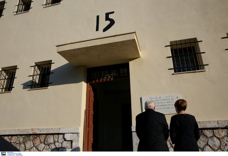 Ο Σταϊνμάγερ με τη σύζυγό του άφησαν λουλούδια στο στρατόπεδο συγκέντρωσης στο Χαϊδάρι [εικόνες] | iefimerida.gr 5