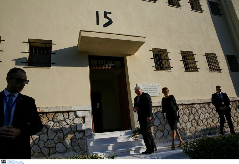 Ο Σταϊνμάγερ με τη σύζυγό του άφησαν λουλούδια στο στρατόπεδο συγκέντρωσης στο Χαϊδάρι [εικόνες] | iefimerida.gr 4