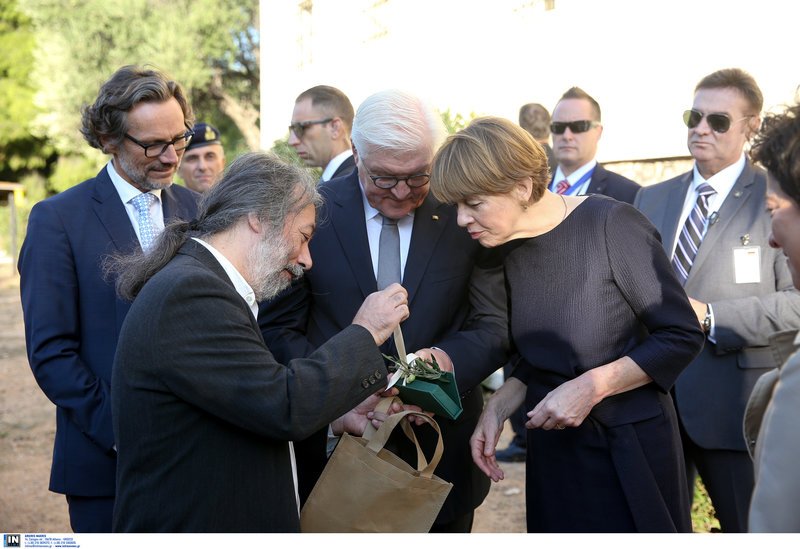 Ο Σταϊνμάγερ με τη σύζυγό του άφησαν λουλούδια στο στρατόπεδο συγκέντρωσης στο Χαϊδάρι [εικόνες] | iefimerida.gr 9