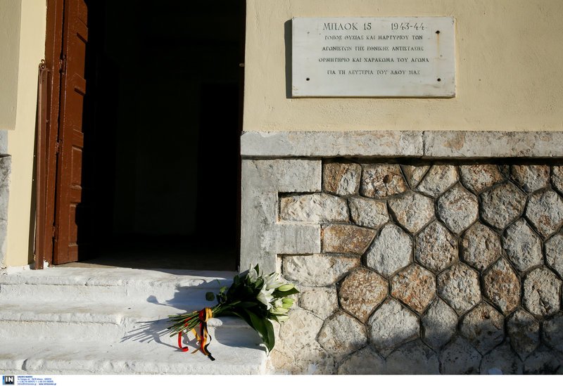 Ο Σταϊνμάγερ με τη σύζυγό του άφησαν λουλούδια στο στρατόπεδο συγκέντρωσης στο Χαϊδάρι [εικόνες] | iefimerida.gr 6