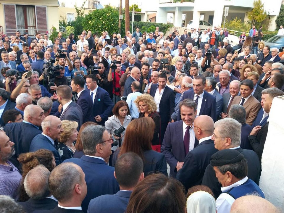 Μια αμπελιτσιά φύτεψε στη μνήμη του πρώην πρωθυπουργού η οικογένεια Μητσοτάκη [εικόνες] | iefimerida.gr 13