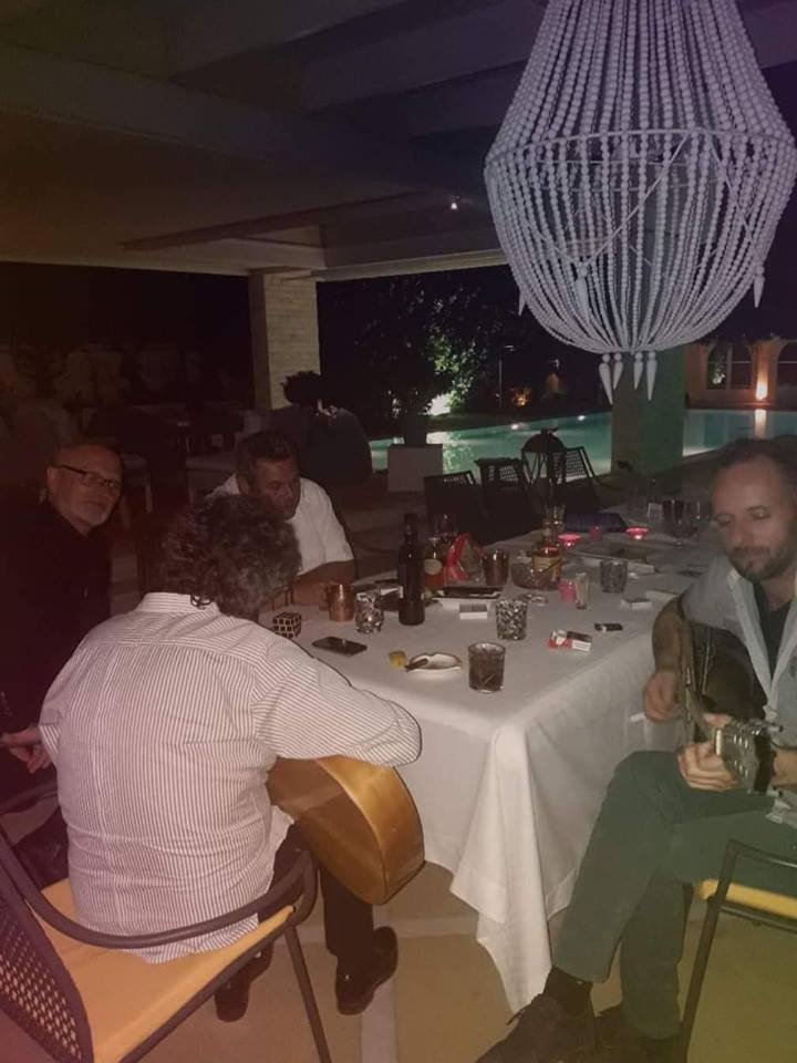Ο Μάκης Τριανταφυλλόπουλος στο τραπέζι του υπουργού, στο βάθος η πισίνα της βίλας