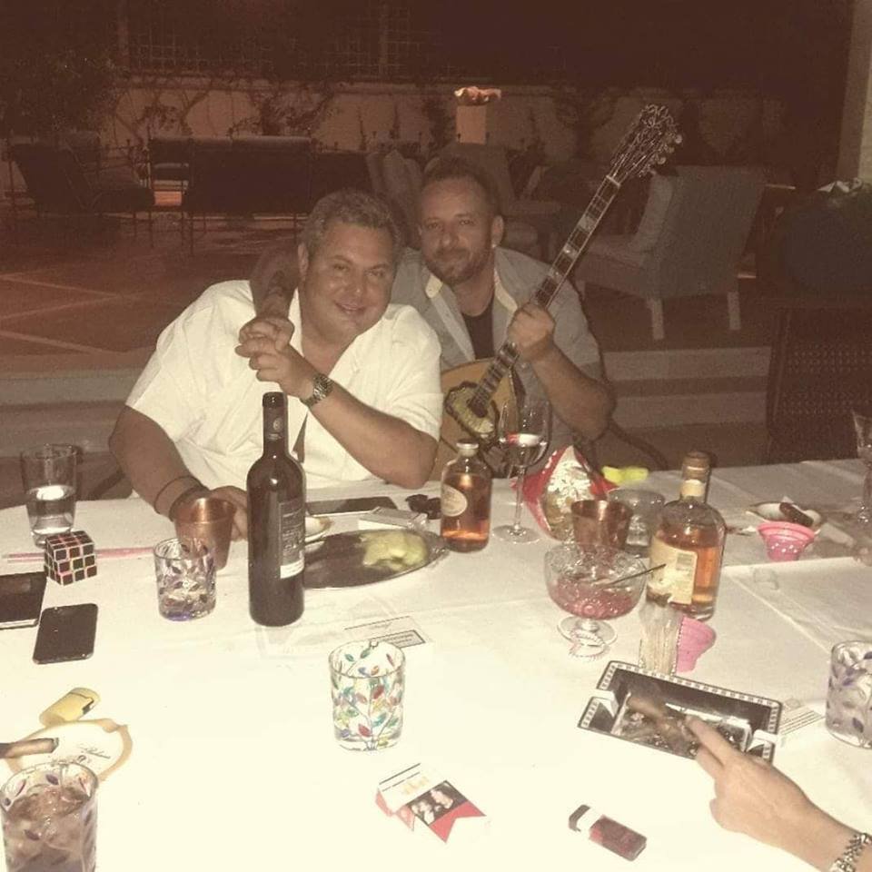 Ο υπουργός με τον Τόλη Κιάο που έπαιξε μπουζούκι στο γλέντι