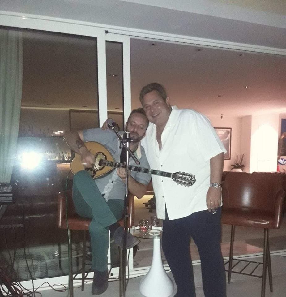 Ο Πάνος Καμμένος αγκαλιά με τον μουσικό