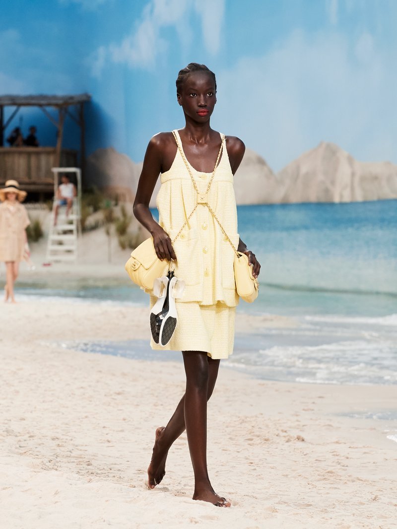 Ξαφνικά, μια παραλία ξεφύτρωσε στην καρδιά του Παρισιού -Αποθέωση του καλοκαιριού, το σόου της Chanel [εικόνες] | iefimerida.gr 9