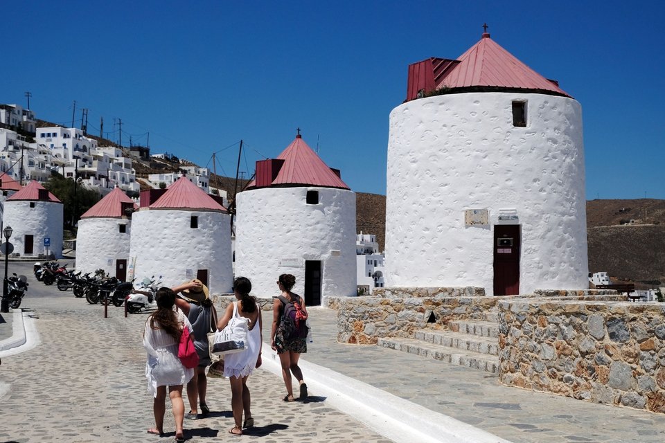 Oι ανεμόμυλοι της Χώρας θα γίνουν «ανοιχτή ζώνη χωρίς τσιγάρο» / Φωτογραφία: SOOC - Alexandros Michailidis