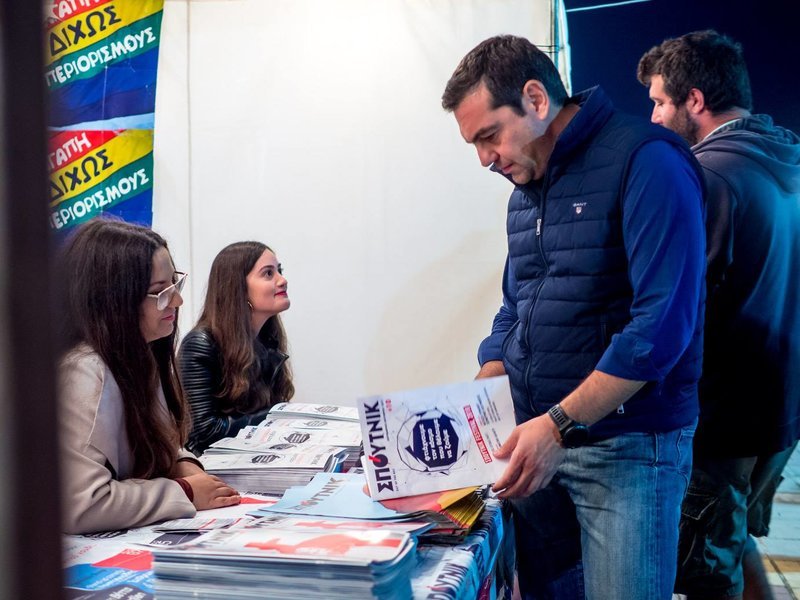 Φυσικά, πέρασε από το επίσημο περίπτερο του Φεστιβάλ και χάζεψε το περιοδικό