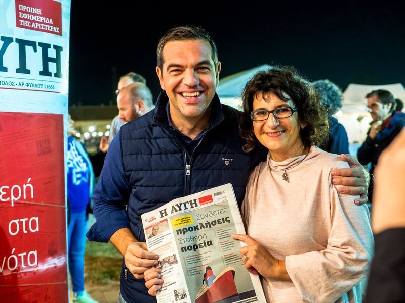 Μάλιστα, πόζαρε κρατώντας την «Αυγή»