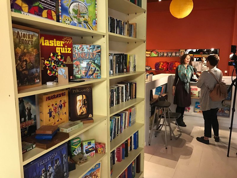 Ο δήμος Αθηναίων, μετά τη σχετική πρόσκληση, επέλεξε 7 δημιουργικές ομάδες που θα λειτουργήσουν τα πρώτα, ισάριθμα, καταστήματα