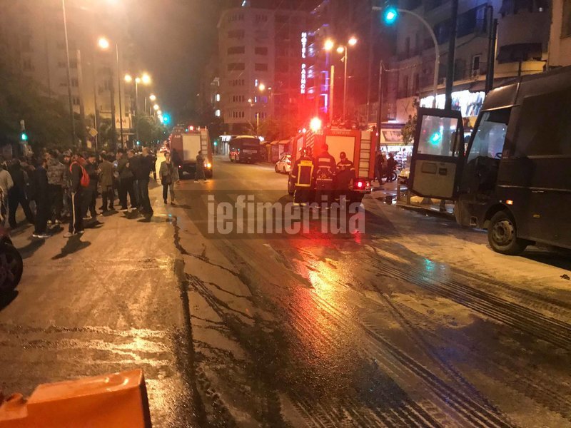 Επίθεση στο ΑΤ Ομονοίας με μολότοφ -4 αστυνομικοί ελαφρά τραυματίες [εικόνες] | iefimerida.gr 0