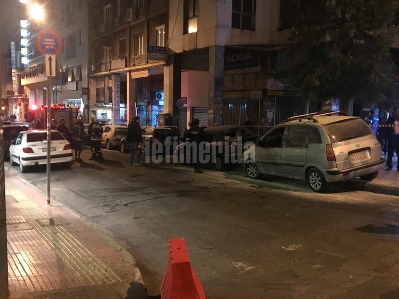 Επίθεση στο ΑΤ Ομονοίας με μολότοφ -4 αστυνομικοί ελαφρά τραυματίες [εικόνες] | iefimerida.gr 1