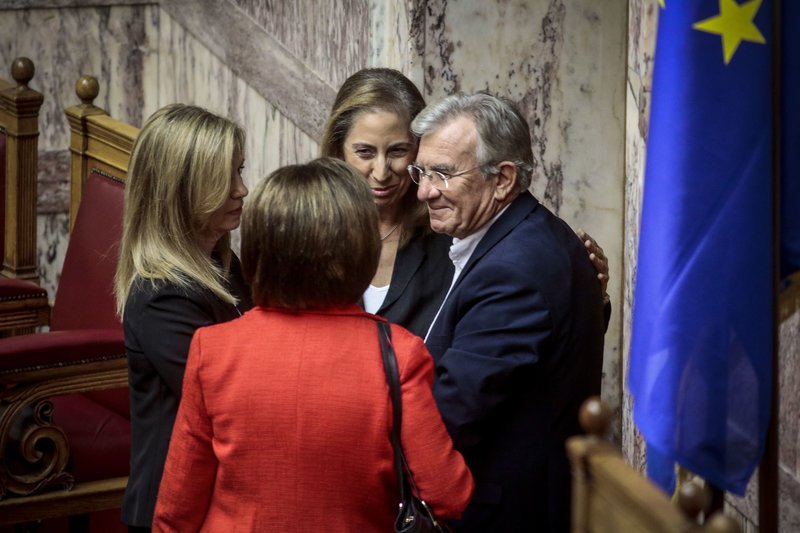 Το παρασκήνιο του αγιασμού στη Βουλή: Οι selfies, οι καλοντυμένες βουλευτίνες, τα πηγαδάκια και οι αλλαγές θέσεων [εικόνες] | iefimerida.gr 22