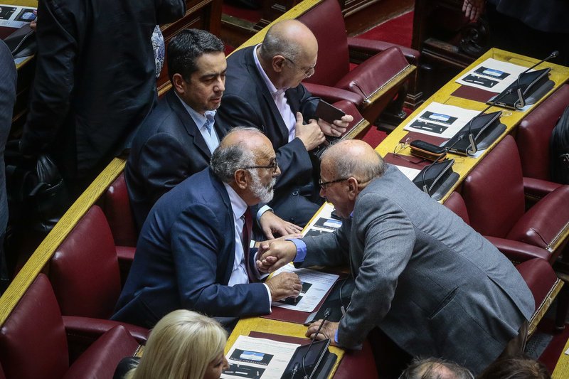 Το παρασκήνιο του αγιασμού στη Βουλή: Οι selfies, οι καλοντυμένες βουλευτίνες, τα πηγαδάκια και οι αλλαγές θέσεων [εικόνες] | iefimerida.gr 9