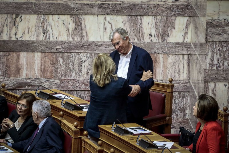 Το παρασκήνιο του αγιασμού στη Βουλή: Οι selfies, οι καλοντυμένες βουλευτίνες, τα πηγαδάκια και οι αλλαγές θέσεων [εικόνες] | iefimerida.gr 24