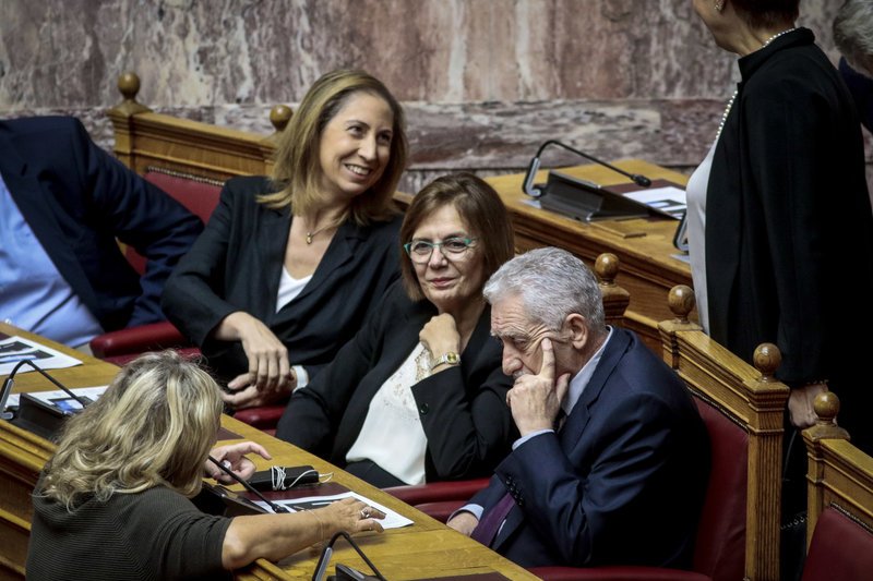 Το παρασκήνιο του αγιασμού στη Βουλή: Οι selfies, οι καλοντυμένες βουλευτίνες, τα πηγαδάκια και οι αλλαγές θέσεων [εικόνες] | iefimerida.gr 6