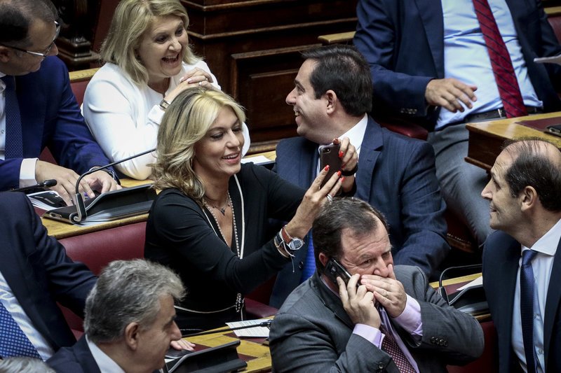 Το παρασκήνιο του αγιασμού στη Βουλή: Οι selfies, οι καλοντυμένες βουλευτίνες, τα πηγαδάκια και οι αλλαγές θέσεων [εικόνες] | iefimerida.gr 30