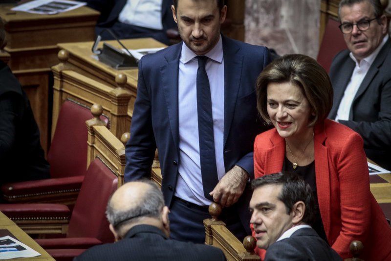 Το παρασκήνιο του αγιασμού στη Βουλή: Οι selfies, οι καλοντυμένες βουλευτίνες, τα πηγαδάκια και οι αλλαγές θέσεων [εικόνες] | iefimerida.gr 7