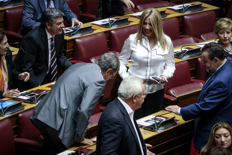 Το παρασκήνιο του αγιασμού στη Βουλή: Οι selfies, οι καλοντυμένες βουλευτίνες, τα πηγαδάκια και οι αλλαγές θέσεων [εικόνες] | iefimerida.gr 32