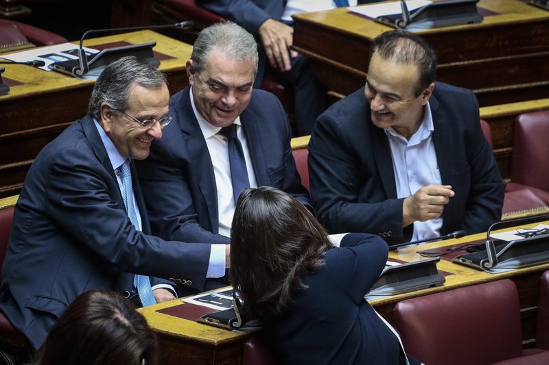 Το παρασκήνιο του αγιασμού στη Βουλή: Οι selfies, οι καλοντυμένες βουλευτίνες, τα πηγαδάκια και οι αλλαγές θέσεων [εικόνες] | iefimerida.gr 33