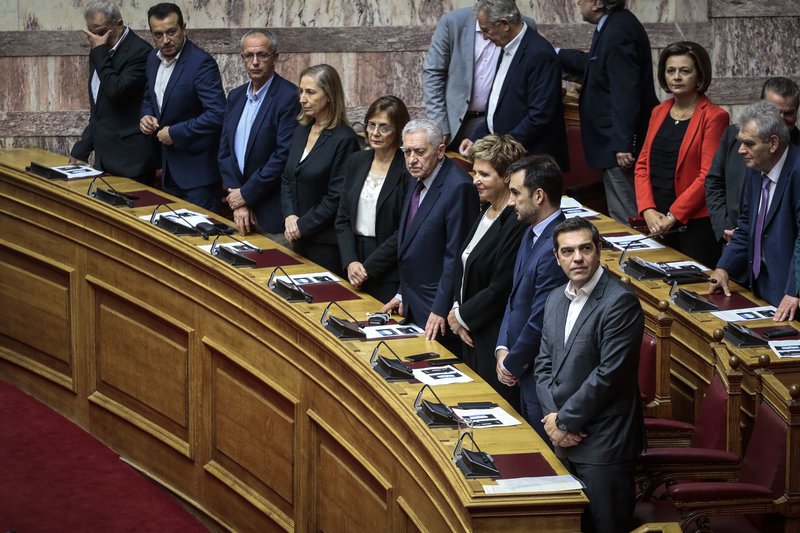 Το παρασκήνιο του αγιασμού στη Βουλή: Οι selfies, οι καλοντυμένες βουλευτίνες, τα πηγαδάκια και οι αλλαγές θέσεων [εικόνες] | iefimerida.gr 2