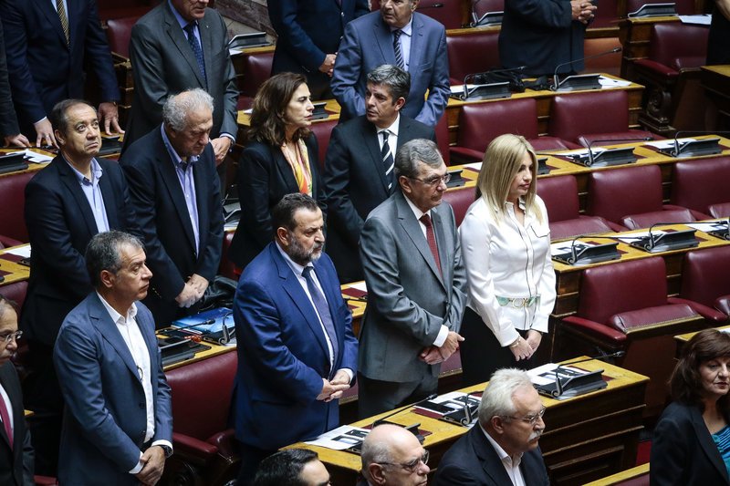 Το παρασκήνιο του αγιασμού στη Βουλή: Οι selfies, οι καλοντυμένες βουλευτίνες, τα πηγαδάκια και οι αλλαγές θέσεων [εικόνες] | iefimerida.gr 1