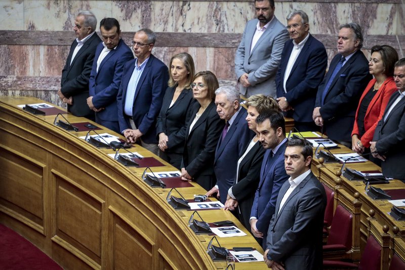 Το παρασκήνιο του αγιασμού στη Βουλή: Οι selfies, οι καλοντυμένες βουλευτίνες, τα πηγαδάκια και οι αλλαγές θέσεων [εικόνες] | iefimerida.gr 0