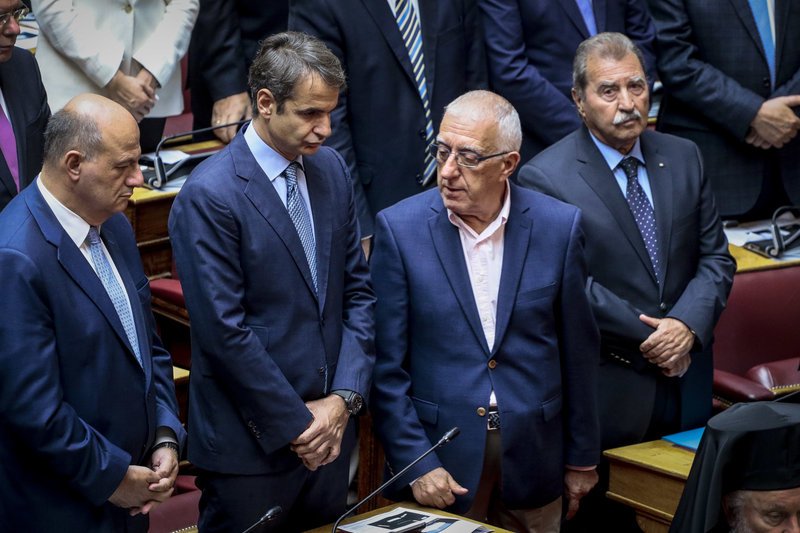 Το παρασκήνιο του αγιασμού στη Βουλή: Οι selfies, οι καλοντυμένες βουλευτίνες, τα πηγαδάκια και οι αλλαγές θέσεων [εικόνες] | iefimerida.gr 34