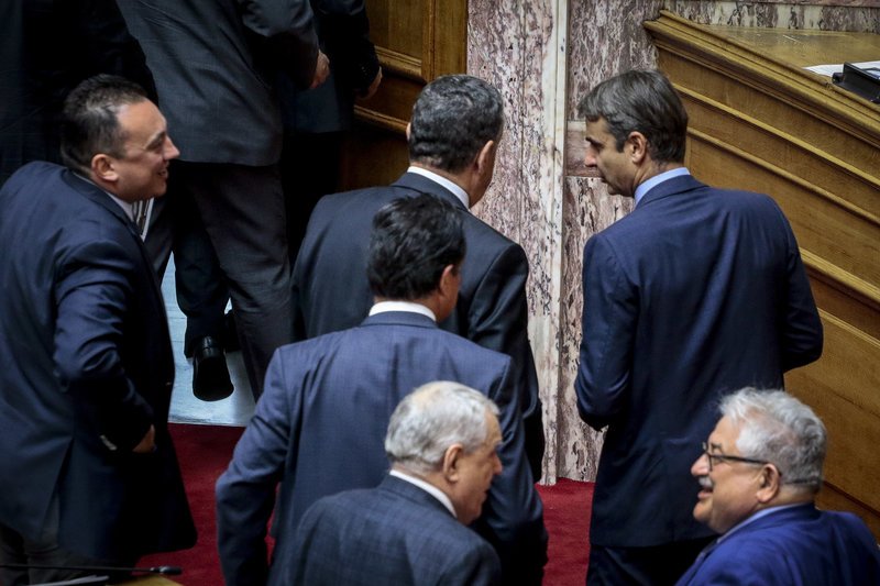 Το παρασκήνιο του αγιασμού στη Βουλή: Οι selfies, οι καλοντυμένες βουλευτίνες, τα πηγαδάκια και οι αλλαγές θέσεων [εικόνες] | iefimerida.gr 35