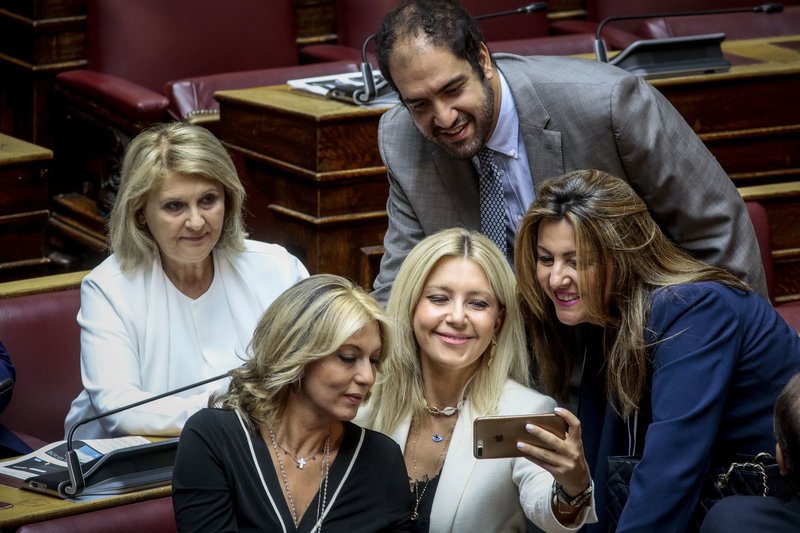 Το παρασκήνιο του αγιασμού στη Βουλή: Οι selfies, οι καλοντυμένες βουλευτίνες, τα πηγαδάκια και οι αλλαγές θέσεων [εικόνες] | iefimerida.gr 29