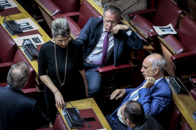 Το παρασκήνιο του αγιασμού στη Βουλή: Οι selfies, οι καλοντυμένες βουλευτίνες, τα πηγαδάκια και οι αλλαγές θέσεων [εικόνες] | iefimerida.gr 13