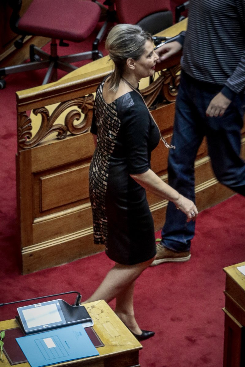 Το παρασκήνιο του αγιασμού στη Βουλή: Οι selfies, οι καλοντυμένες βουλευτίνες, τα πηγαδάκια και οι αλλαγές θέσεων [εικόνες] | iefimerida.gr 11