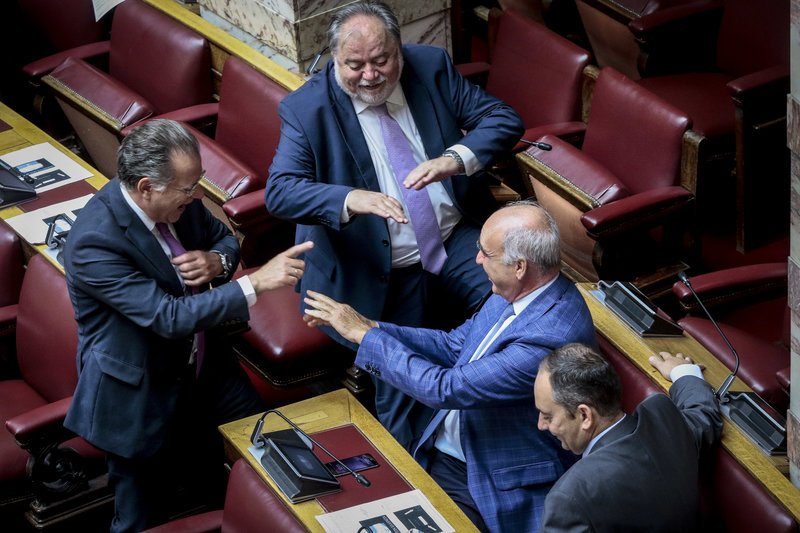 Το παρασκήνιο του αγιασμού στη Βουλή: Οι selfies, οι καλοντυμένες βουλευτίνες, τα πηγαδάκια και οι αλλαγές θέσεων [εικόνες] | iefimerida.gr 26