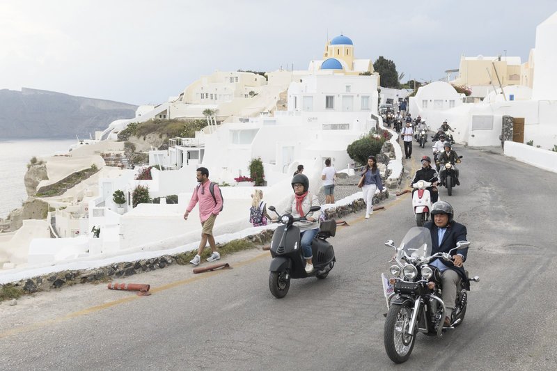 Η πορεία πέρασε μέσα από γραφικούς δρόμους της Σαντορίνης