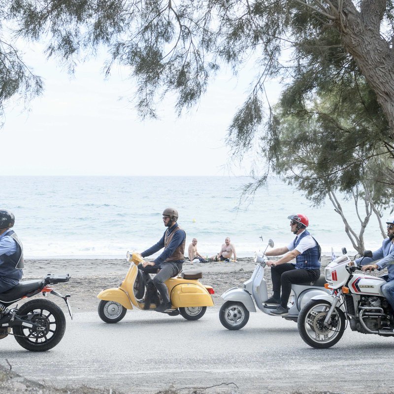 Δεν θα μπορούσε να λείπει η κλασική Vespa