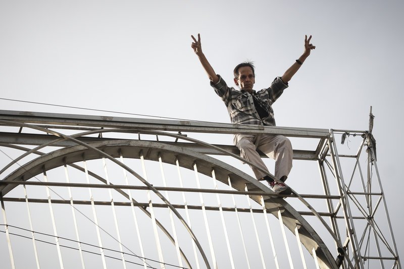 Η απίστευτη ιστορία του άνδρα που απειλούσε να αυτοκτονήσει στην Ομόνοια [εικόνες & βίντεο] | iefimerida.gr 12