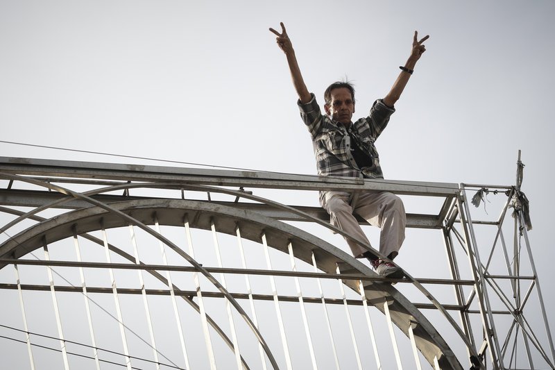 Η απίστευτη ιστορία του άνδρα που απειλούσε να αυτοκτονήσει στην Ομόνοια [εικόνες & βίντεο] | iefimerida.gr 11