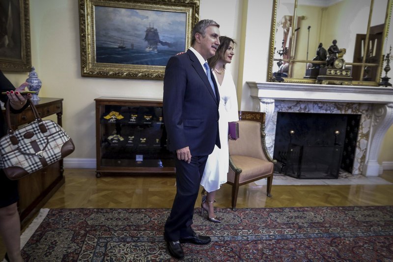 Τα πιο εντυπωσιακά ψηλοτάκουνα που πάτησαν στα παχιά χαλιά του Προεδρικού Μεγάρου [εικόνες] | iefimerida.gr 8