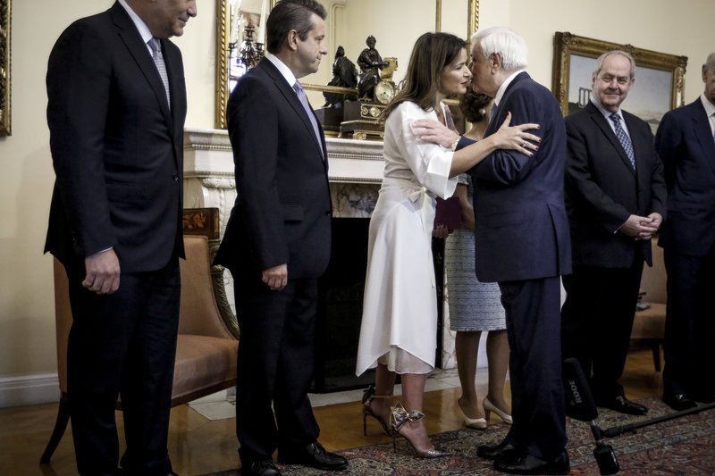 Τα πιο εντυπωσιακά ψηλοτάκουνα που πάτησαν στα παχιά χαλιά του Προεδρικού Μεγάρου [εικόνες] | iefimerida.gr 7