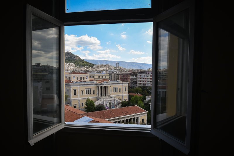 Όλα τα εξωτερικά κουφώματα είναι κατασκευασμένα από κρύσταλλο ασφαλείας τύπου laminate, το οποίο παρουσιάζει αντοχή σε θραύση.Φωτογραφίες: Eurokinissi/ΤΑΤΙΑΝΑ ΜΠΟΛΑΡΗ
