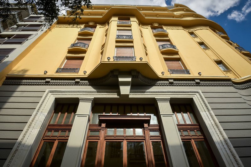 Μαζί με το ξενοδοχείο «Μεγάλη Βρετανία» κ.ά. αποτελεί από τυπολογική και κτιριολογική άποψη σημαντικό δείγμα της αρχιτεκτονικής των Grands hotels.