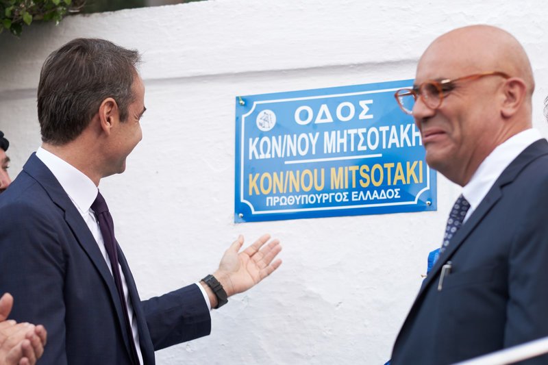 Το φινάλε της τελετής της ονοματοδοσίας οδού σε «Κωνσταντίνου Μητσοτάκη»