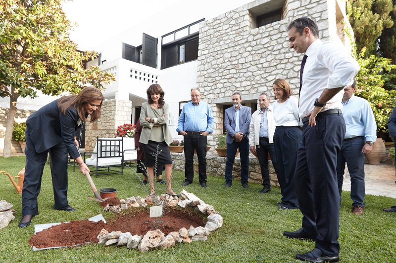 Η Ντόρα Μπακογιάννη συμβολικά σκάβει για να φυτευτεί μία αμπελίτσια