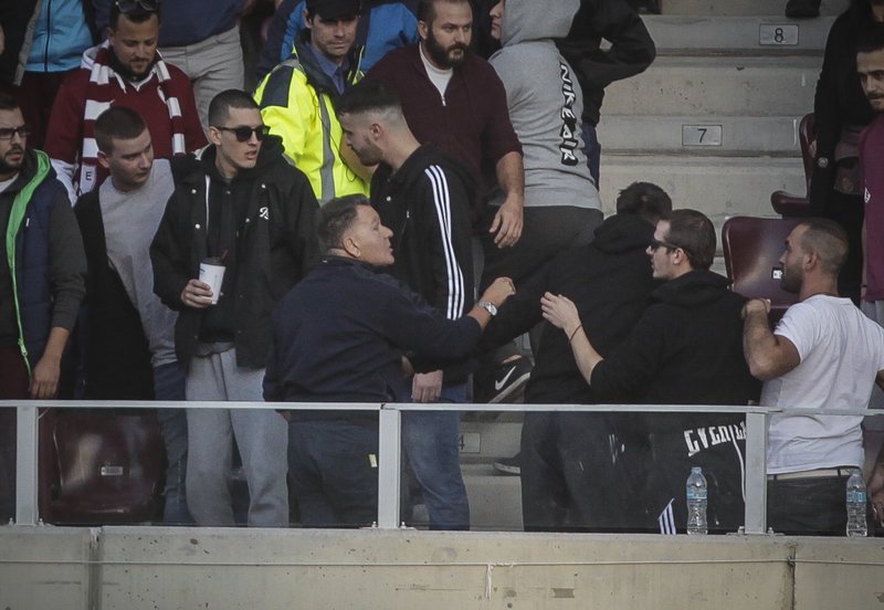 Απίστευτες σκηνές στη Λάρισα: Εξαλλος ο Κούγιας, κατευθύνθηκε προς όσους τον έβριζαν [εικόνες & βίντεο] | iefimerida.gr 7