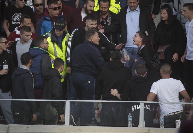 Απίστευτες σκηνές στη Λάρισα: Εξαλλος ο Κούγιας, κατευθύνθηκε προς όσους τον έβριζαν [εικόνες & βίντεο] | iefimerida.gr 6